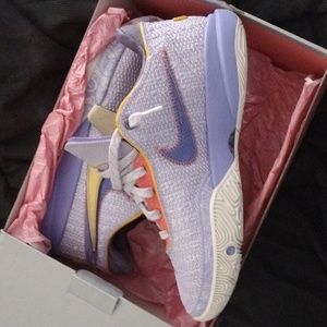 Nike Lebron XX Men's Lakers Tribute Violet Frost &Metallic Gold Size 8 NWT
